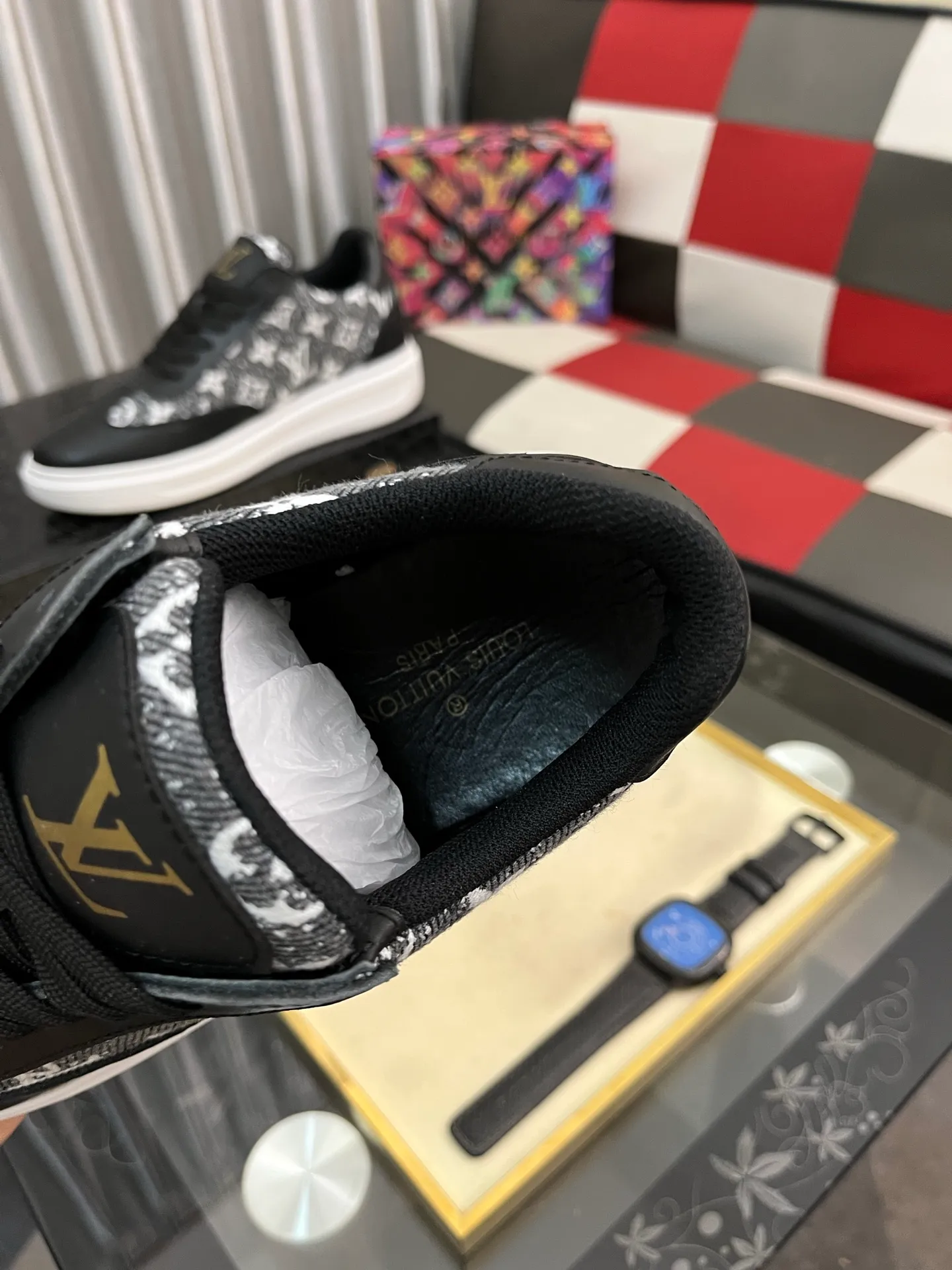 Men's shoes 💰540⌚️⌚️ Louis vuitton/LV Louis Vuitton 》Original quality.~ Unique modern style sneakers. 🏃A must-have casual shoe for trendy men😍😍 Original brand imported from Italy, imported original leather, sheep lining (refuses to discolor and grind feet) Sole: Original sole provided by the original factory, French lazy style design ⚠️Fit to the feet, original quality, super comfortable original sole. Code number: 38-445️⃣Colors available